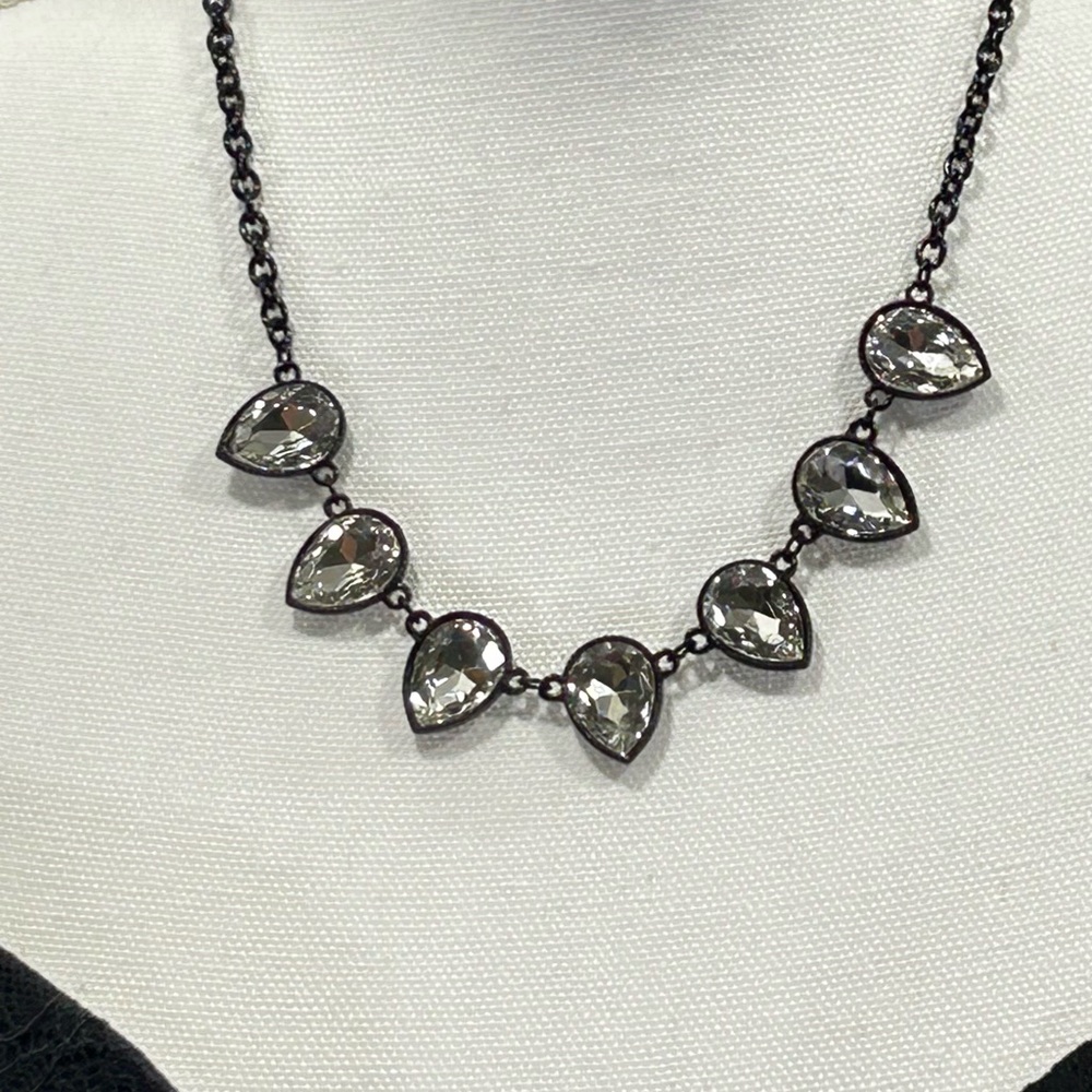 Elegant Black Chain with Teardrop Pendants Necklace